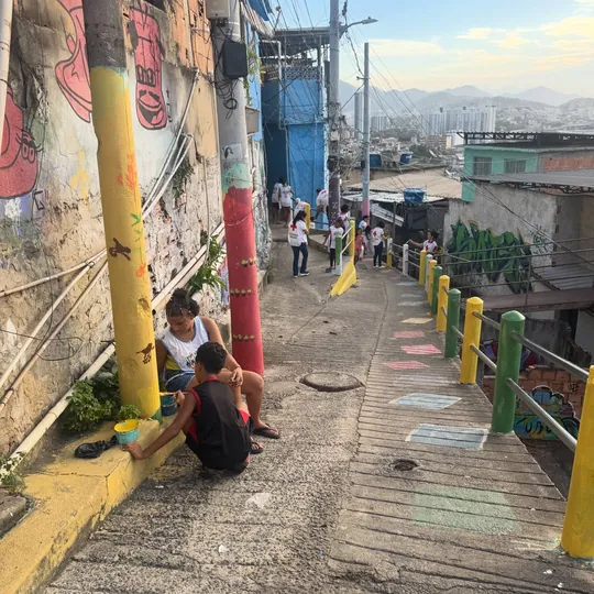 Duas crianças participantes sorriem durante a ação do projeto.
