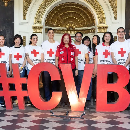 Equipe de voluntários da Cruz Vermelha Brasileira reunida.